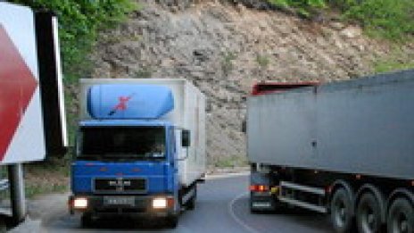 Кметът забрани камионите в София заради жегата