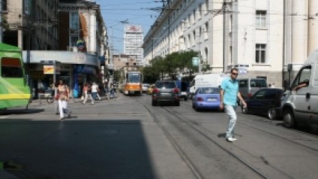 Пръскат релсите в София с вода