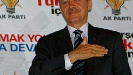 Партията на Ердоган спечели убедително изборите в Турция