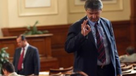Опозицията събра подписите, сезира КС за Закона за местните избори