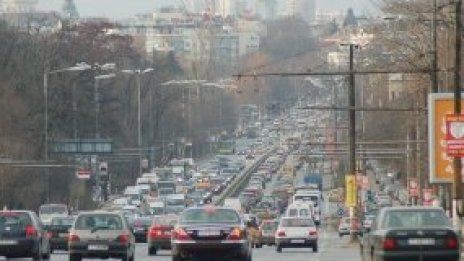 Ад по Цариградско, хората вървят пеша по шосето