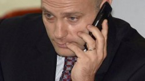 Тити видя вратичка, ще се шмугне