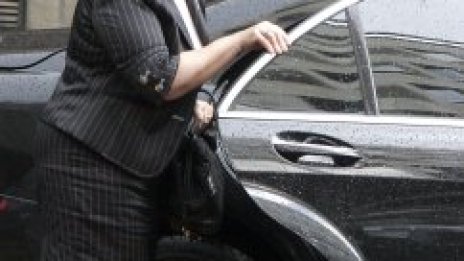 Масларова се плъзна покрай плоския данък, обеща 30 лв. детски