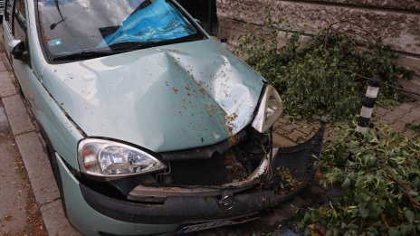 Мощна буря в голяма част в страната, на места с градушка