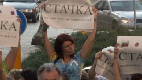 Учители кръжат с коли из София, искат си по-високите заплати