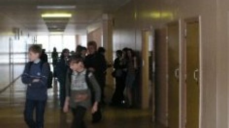 Пребиха ученик, директорката стои и гледа