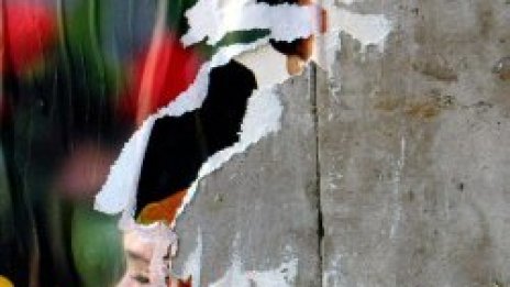 Ще греят от витрини, без плакати по стените