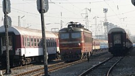 Младежи прескачат загражденията на гарата, искат гратис