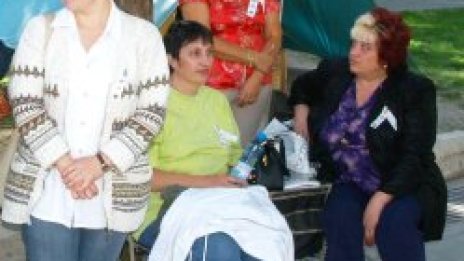 Продължава &bdquo;безсрочната седянка&ldquo; на учителите