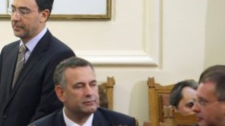 Станишев го обърна на молитва, обещания и закани