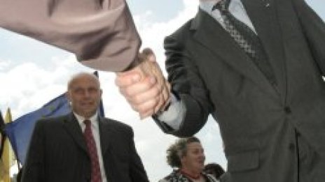 Царят издирва младежи, вижда се пак в парламента