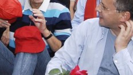 Овчаров си блее, овцете си пасат