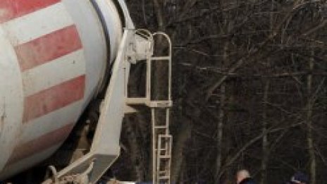 Бетоновоз разля бетон в района на Телевизионната кула