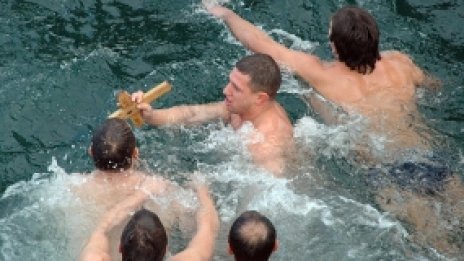 Смелчаци ще търсят кръста в езерото в „Дружба“