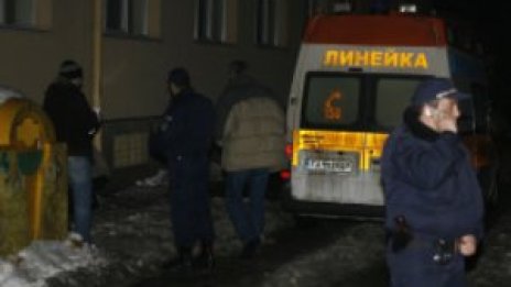 Момиче в безсъзнание до кофи за боклук