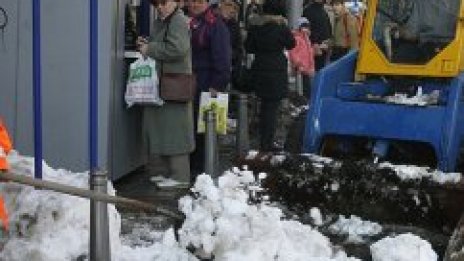 Сбират снега по столичните спирки