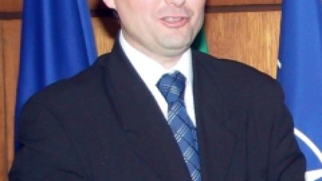 Къщи паднаха под напора на снега, няма жертви