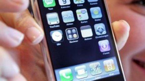Разкодират iPhone за работа с други мрежи, Apple губи милиони