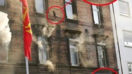 Спасиха бебе от пожар &ndash; хвърлиха го от 12 метра