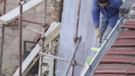 Строител падна от скеле