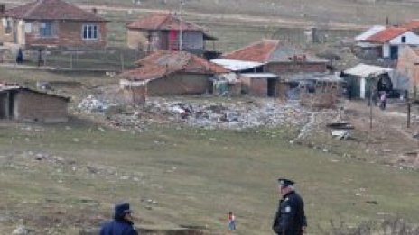 Търсят забравеното от баща си дете в кладенци