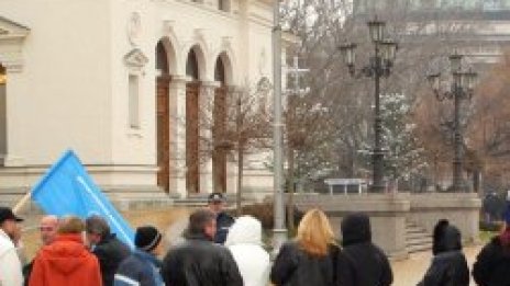 Вън - барикади, вътре - томахавки