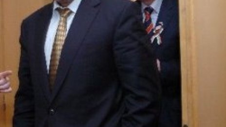 Бойко лъже, Овчаров маже