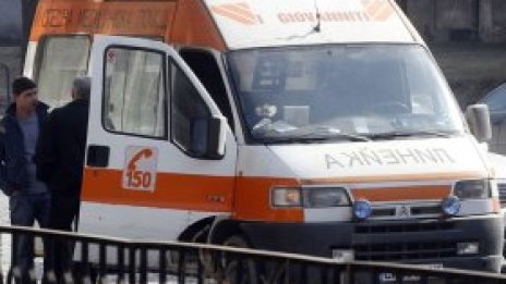 Суетня около счупена линейка, жената вътре почина