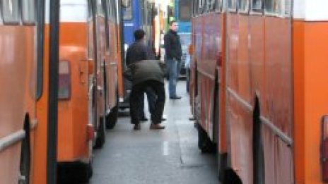 Автобус пукна гума, блокира центъра