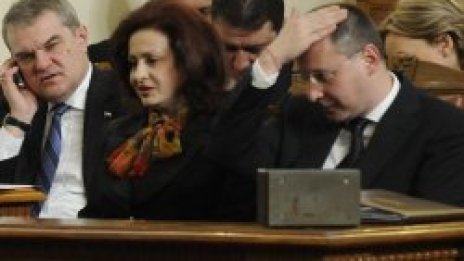 Опозицията иска предсрочен вот, &quot;Няма да се дадем&quot;, пеят от БСП