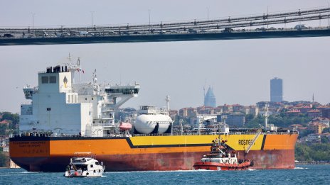Украинска атака предизвика пожар на руско нефтено пристанище