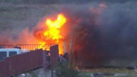 Голям пожар пламна зад официалния сервиз на Рено в София