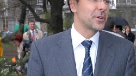Вълчев облича учениците в униформи