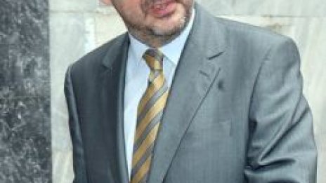 Велчев си клател краката