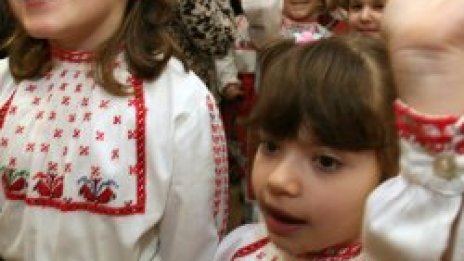 Вдигат парите на медсестрите в яслите