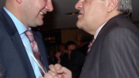 Миков влезе в роля, пуснал бръмбари да слухтят