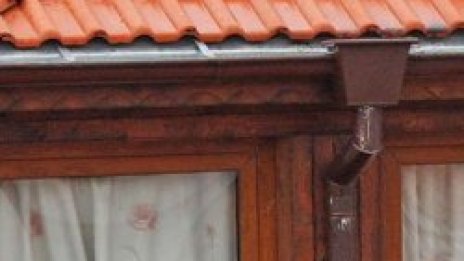 Керемида удари млада майка по главата, жената е в Пирогов