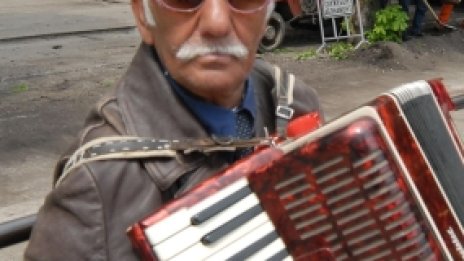 Чистят шахти на по 100 години и ни сменят крушки. Ако не вали.