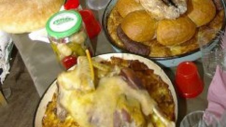 Тъпчем се с хляб и мазнини. Посягаме към бирата, не към водата