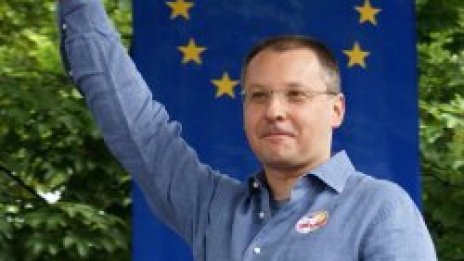 Станишев гневен: Oпозицията цапа образа на страната