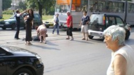 Автомобил премаза възрастна жена в столицата
