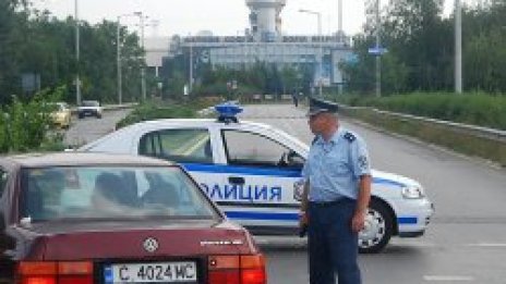 Осколка от снаряд на летището, отстраниха я