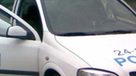 С главата по колата
