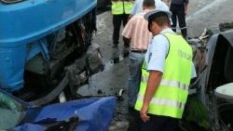 Верижна катастрофа рани трима и преобърна няколко коли