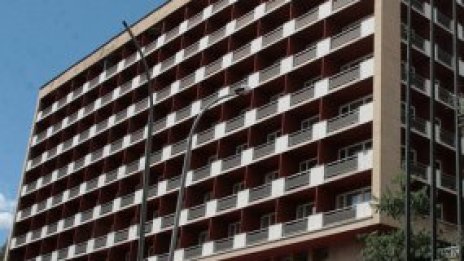 Район Средец против 80-метрова сграда на мястото на хотел Рила