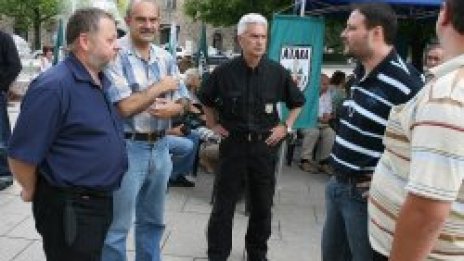 Атака опънаха палатки пред президентството