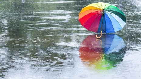 И днес чадъри, дъждовете спират чак в неделя 