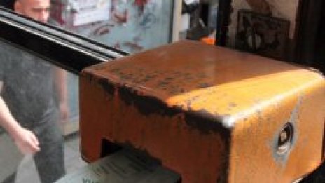 Перфораторът аут, пускат билетен автомат