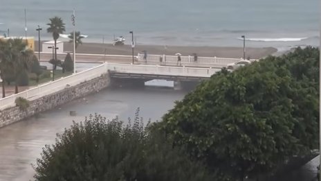  Каталуния под вода: Двама загинаха, издирват изчезнал човек
