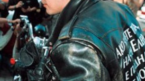 Станишев яхна мотора, раздава го рокер на "Света гора"